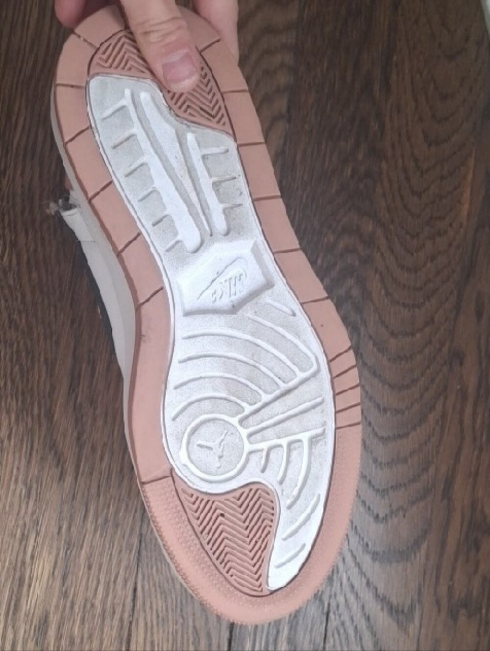 Women’s Jordan 1 in Dusty Pink and White - Picture 7 of 7